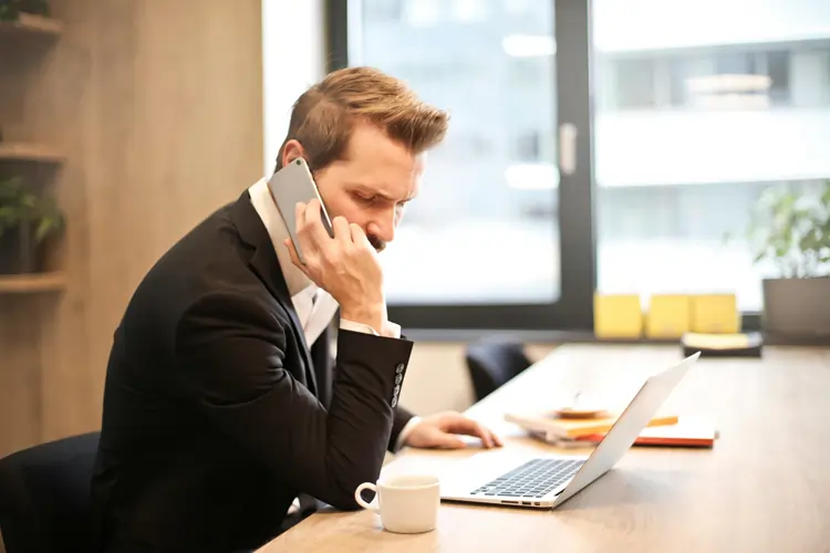 Cliente insoddisfatto parla al telefono con il contact center | QuBox