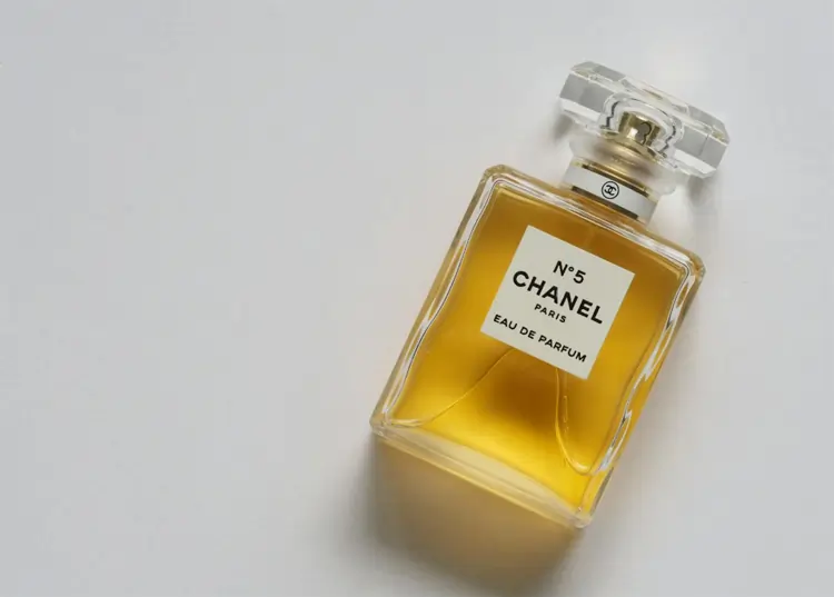 Bottiglietta di Chanel n5, esempio di brand dall'alto valore percepito | QuBox