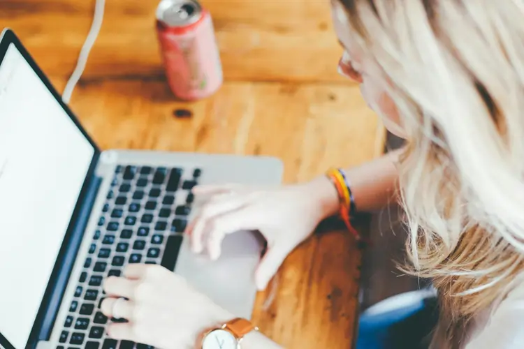 Collaboratrice lavora da remoto al suo portatile, come farla sentire maggiormente parte dell'azienda? | QuBox