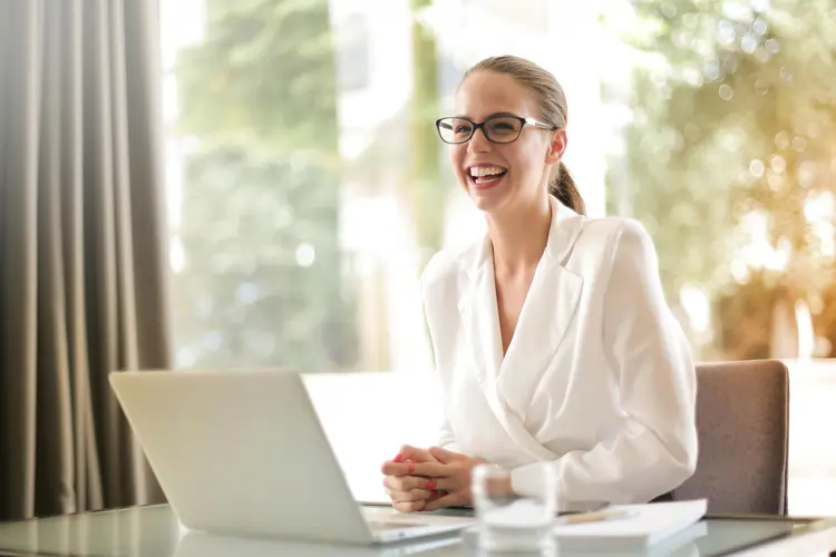 Collaboratrice valorizza e felice sul lavoro | QuBox