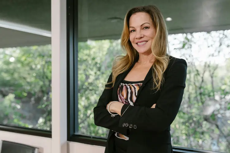 Donna manager soddisfatta in azienda | QuBox