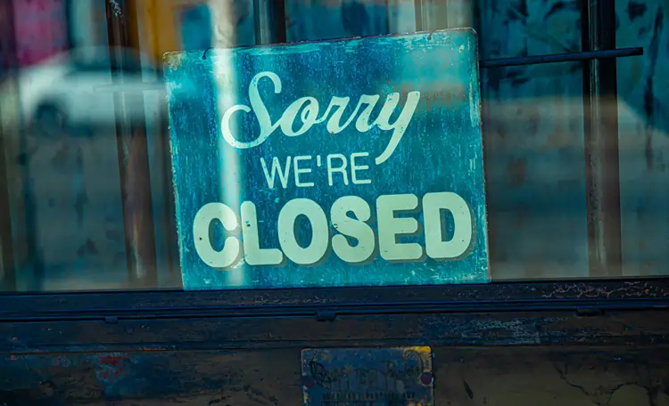 Cartello che indica la chiusura di un'attività conseguenza estrema di un tasso di abbandono elevato dei clienti al quale non si pone rimedio | QuBox