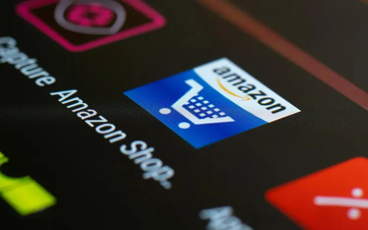 App di Amazon su uno smartphone, quale vantaggio competitivo ha sviluppato l'azienda americana? | QuBox