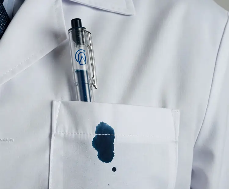 Penna a sfera scoppia nel taschino del camice di un medico. Quando i regali aziendali economici ci fanno fare brutta figura | QuBox